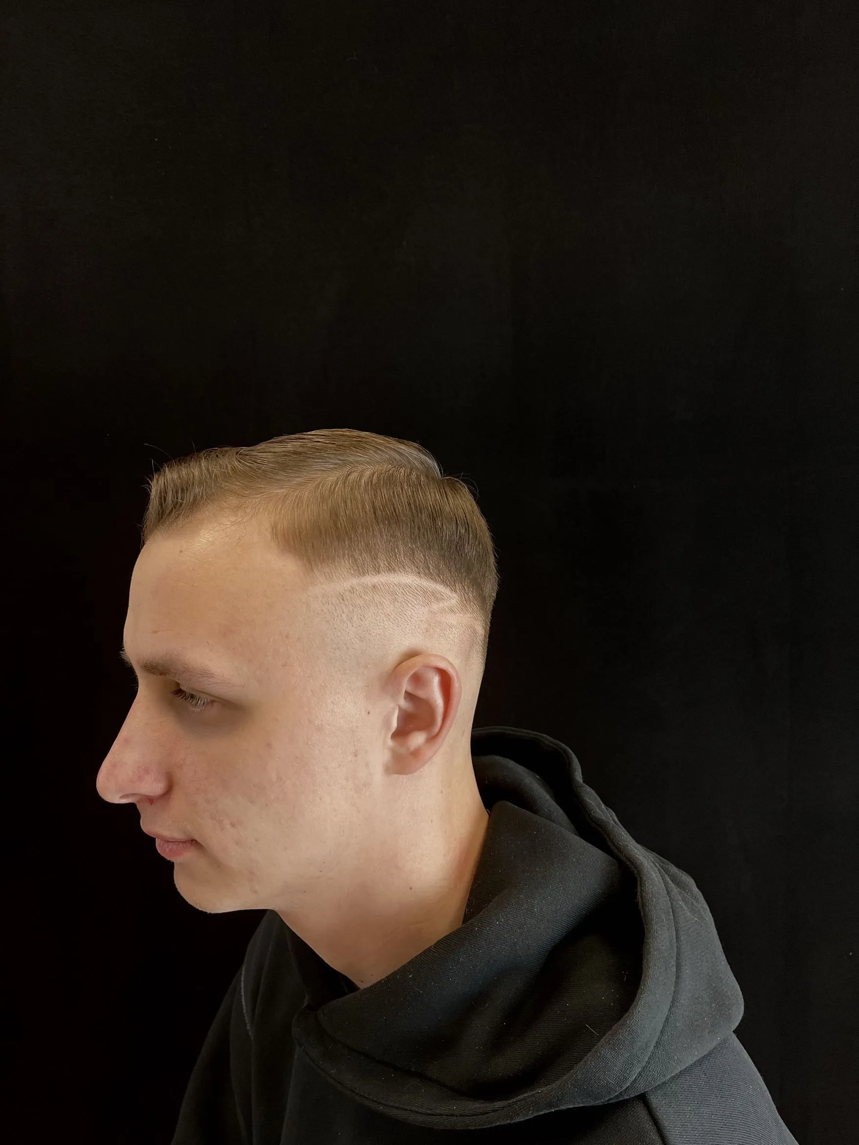 Skin Fade z przedziałkiem — realizacja Michała